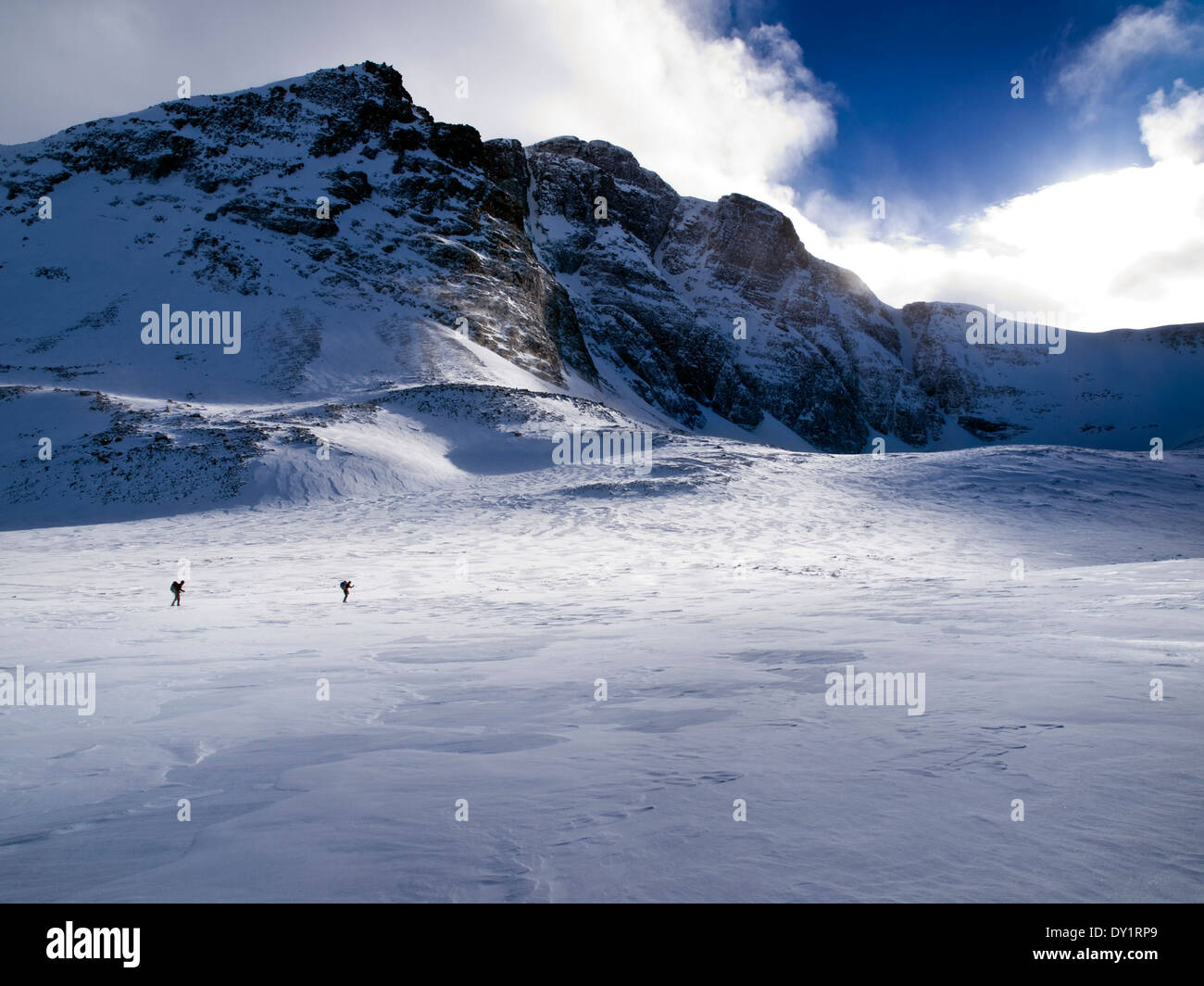 Zwei skiersn Skitouren in die Berge von Rondane Norwegen Stockfoto
