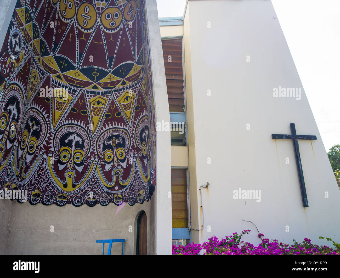 Str. Marys katholische Kirche mit Eingangsportal im Stil der Sepik Haus Tambaran, Port Moresby. Papua-Neu-Guinea Stockfoto