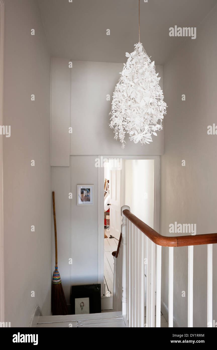 Mittsommer Papier Lampe Schatten von Tord Boontje im Treppenhaus Flur Stockfoto