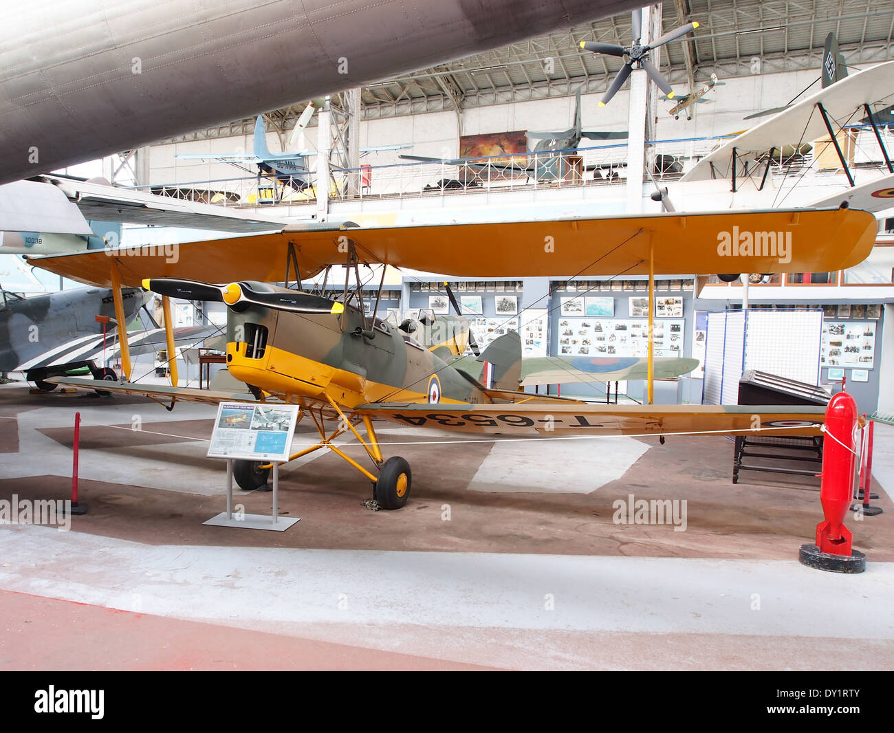 Die de Havilland Tiger Moth T-6534 ist ein klassischer Doppeldecker, der ursprünglich für Trainingszwecke in den ersten Jahren der Luftfahrt entwickelt wurde. Er ist bekannt für seine Stabilität und seine einfache Flugbarkeit, was ihn bei Luftfahrtbegeisterten und Sammlern von Oldtimer-Flugzeugen beliebt macht. Stockfoto
