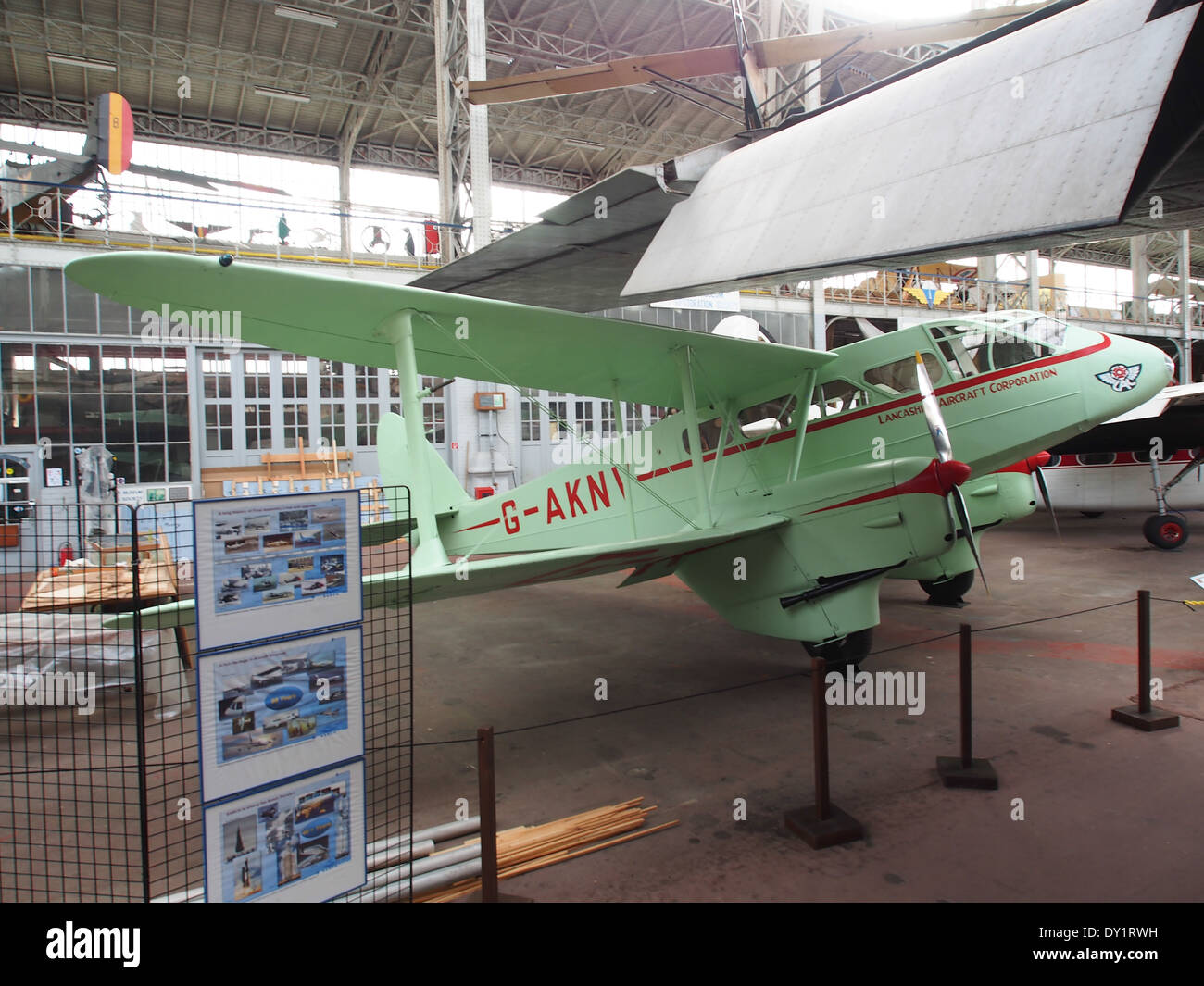 Die DH89 Dragon Rapide G-AKNV ist ein Vintage-Doppelflugzeug, das für sein unverwechselbares Design und seine zweimotorige Konfiguration bekannt ist. Sie wurde in den 1930er und 1940er Jahren für regionale Kurzflüge und den Personenverkehr genutzt. Das Flugzeug verfügt über eine biplane Struktur und ein klassisches Flugzeugdesign. Stockfoto