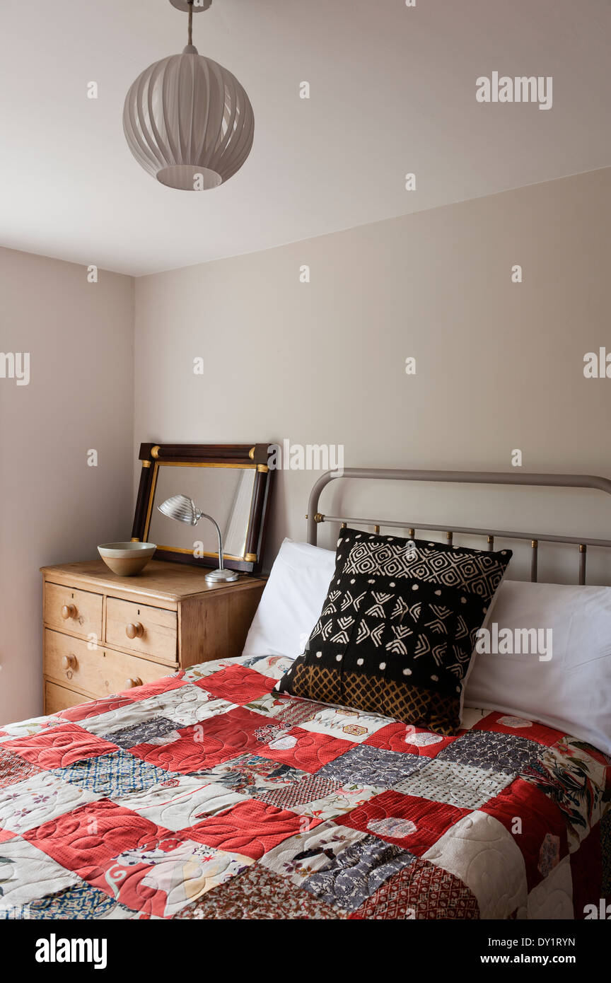 Schlafzimmer mit Doppelbett und Patchwork quilt Stockfoto