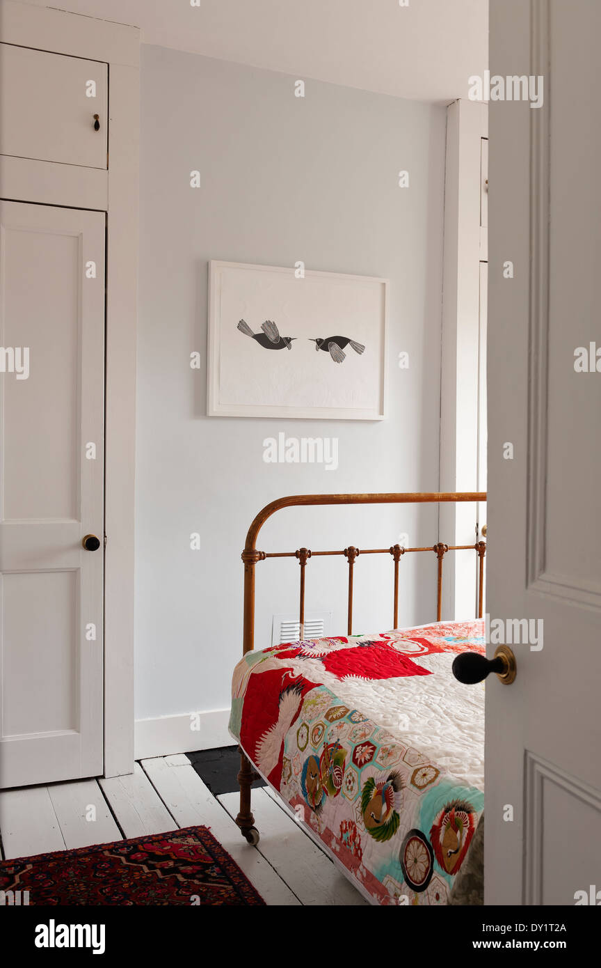 Handgefertigte Steppdecke von Cassandra Ellis im Schlafzimmer mit Wänden von Little Greene in Bone China blau lackiert Stockfoto