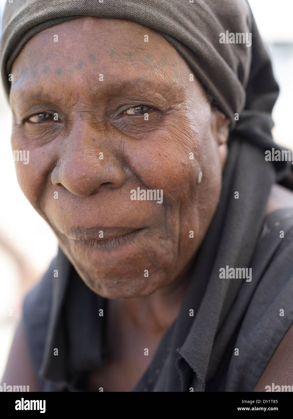 Porträt der älteren Frau aus Pfahlbauten Dorf von Koki, Port Moresby, Papua New Guinea Stockfoto