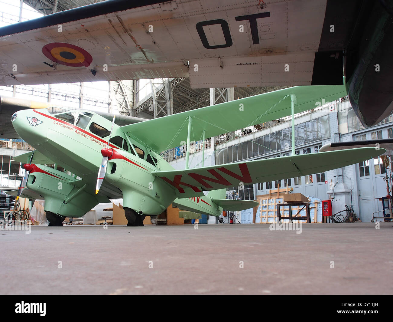 Die DH89 Dragon Rapide ist ein klassischer britischer zweimotoriger Doppeldecker, der für sein schlankes Design und seine Rolle in der frühen kommerziellen Luftfahrt bekannt ist. Der G-AKNV ist auf einem Vintage-Foto zu sehen, das den zeitlosen Reiz dieses legendären Flugzeugs einfängt. Stockfoto