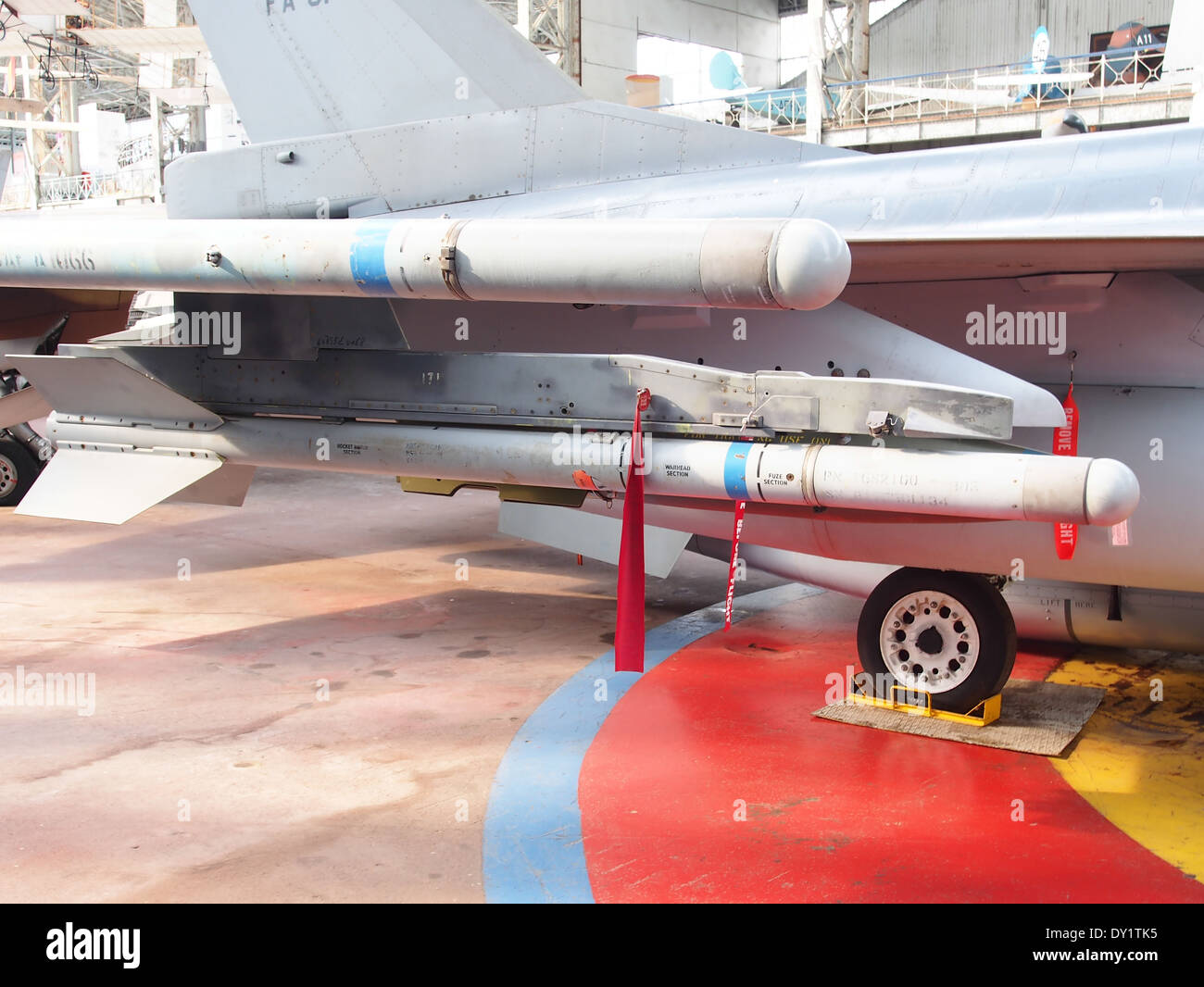 Die AIM-9 Sidewinder-Rakete ist unter einem F-16-Kampfflugzeug im Musée Royal de l’Armée et d’Histoire Militaire in Brüssel, Belgien, montiert. Der Sidewinder ist eine weit verbreitete Luft-Luft-Rakete, die für ihr Infrarot-Zielsystem bekannt ist und in verschiedenen Militärflugzeugen für Luftkampfeinsätze eingesetzt wird. Stockfoto