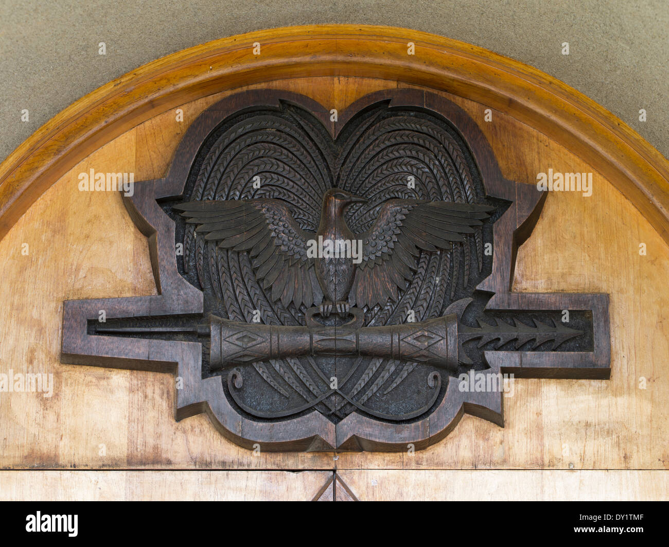 Holzschnitzerei über Eingang im Parlament-Haus, Stadt Port Moresby, Papua-Neuguinea Stockfoto