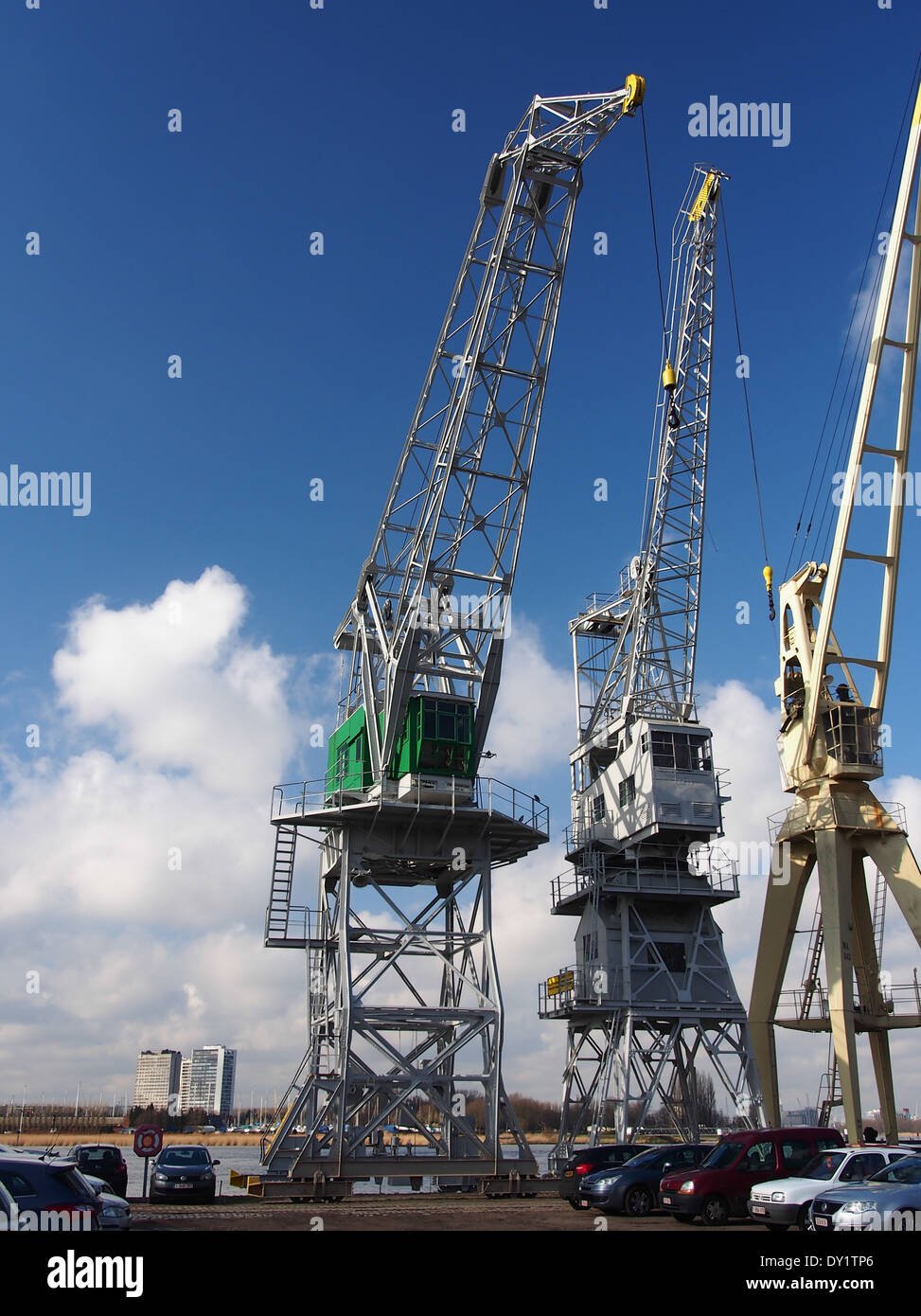 Der Hafen von Antwerpen, einer der größten Seehäfen Europas, verfügt über historische Kräne, die noch am Dock stehen. Diese Kräne sind ein Teil der Geschichte des Hafens und bieten seit Jahrzehnten Frachtumschlagsdienste an. Stockfoto