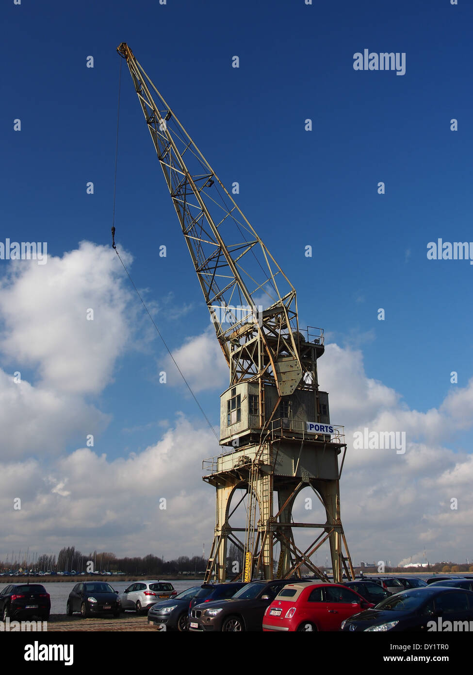 Der belgische Hafen Antwerpen ist bekannt für seine umfangreichen Hafenanlagen und Schifffahrtsaktivitäten. Die alten Hafenkräne, die heute noch in Betrieb sind, sind Teil des historischen Erbes und des industriellen Erbes des Hafens. Diese Kräne waren ein wesentlicher Bestandteil der Entwicklung des Hafens als wichtiger europäischer Handelsknotenpunkt und symbolisieren weiterhin Antwerpens maritime Geschichte und wirtschaftliche Bedeutung. Stockfoto