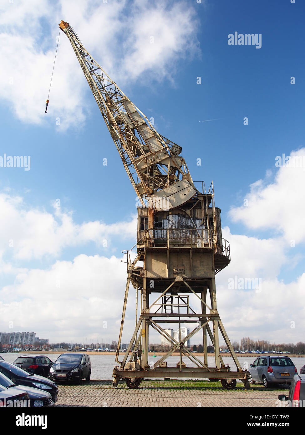 Der Hafen von Antwerpen, einer der größten Häfen in Europa, verfügt über alte Hafenkräne, die ikonische Symbole der Industriegeschichte der Region sind. Diese Kräne sind seit Jahrzehnten ein integraler Bestandteil des Be- und Entladens von Fracht. Stockfoto
