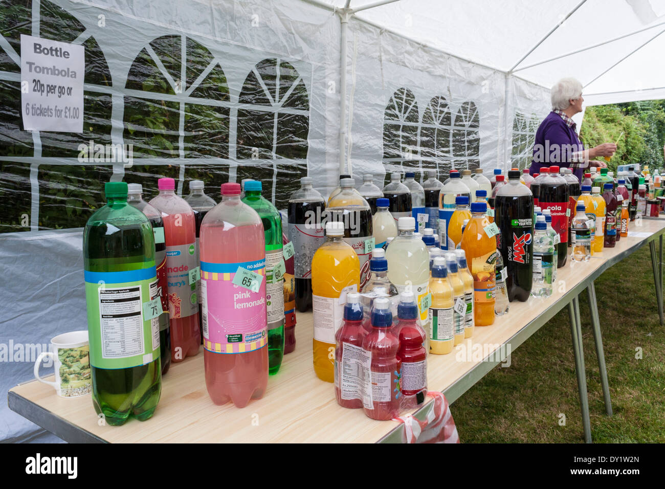 Tombola-Stand auf einer englischen Kirche Sommerfest. Alkoholfreie Getränke als Preise. Stockfoto