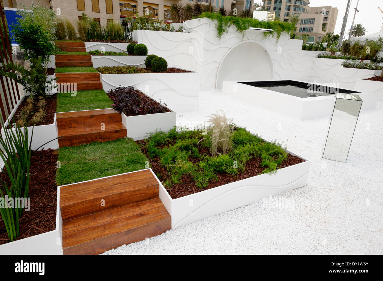 Dubai, Vereinigte Arabische Emirate. 3. April 2014. Der Tag der Eröffnung des ersten Dubai International Garden. Dies ist die Schritte des Himmels inspiriert durch vertikale Architektur in Dubai Credit: Iain Masterton/Alamy Live News Stockfoto