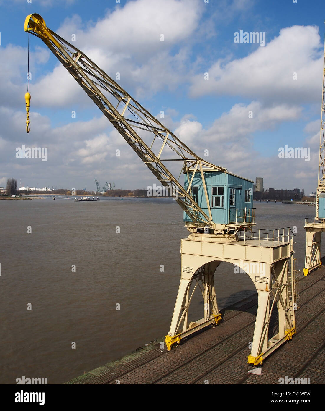 Die alten Hafenkräne im Hafen von Antwerpen sind ein historisches Merkmal des Hafens und zeigen die Entwicklung der industriellen Ausrüstung, die für den Frachtumschlag und den Hafenbetrieb verwendet wird. Stockfoto