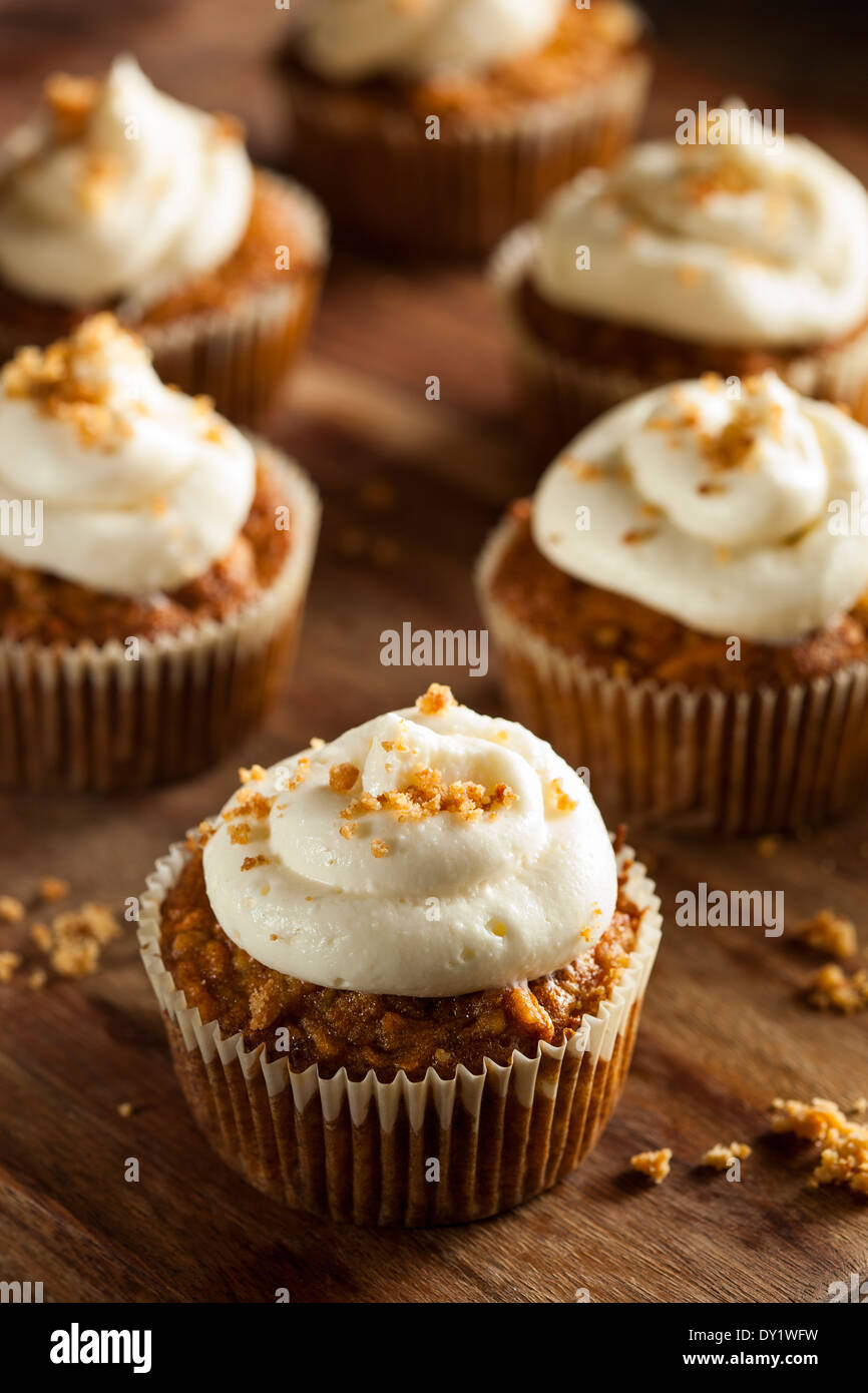 Hausgemachte Carrot Cupcakes mit Cream Cheese Frosting für Ostern Stockfoto