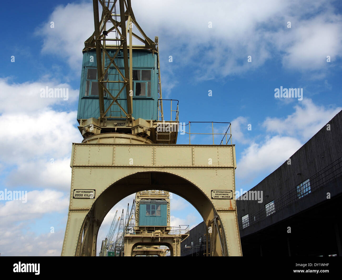 Der Hafen von Antwerpen, einer der geschäftigsten Häfen Europas, verfügt über historische Hafenkräne, die einst für das Be- und Entladen von Fracht unverzichtbar waren. Diese alten Kräne dienen als Zeugnis der industriellen Vergangenheit des Hafens. Stockfoto