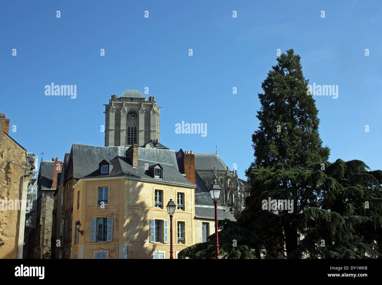 Stadt Zwischen Paris Und Le Mans Acht Buchstaben Le mans stadt -Fotos und -Bildmaterial in hoher Auflösung – Alamy