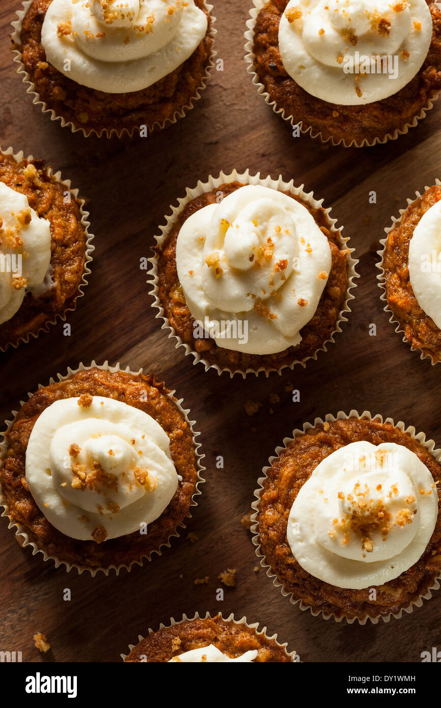 Hausgemachte Carrot Cupcakes mit Cream Cheese Frosting für Ostern Stockfoto