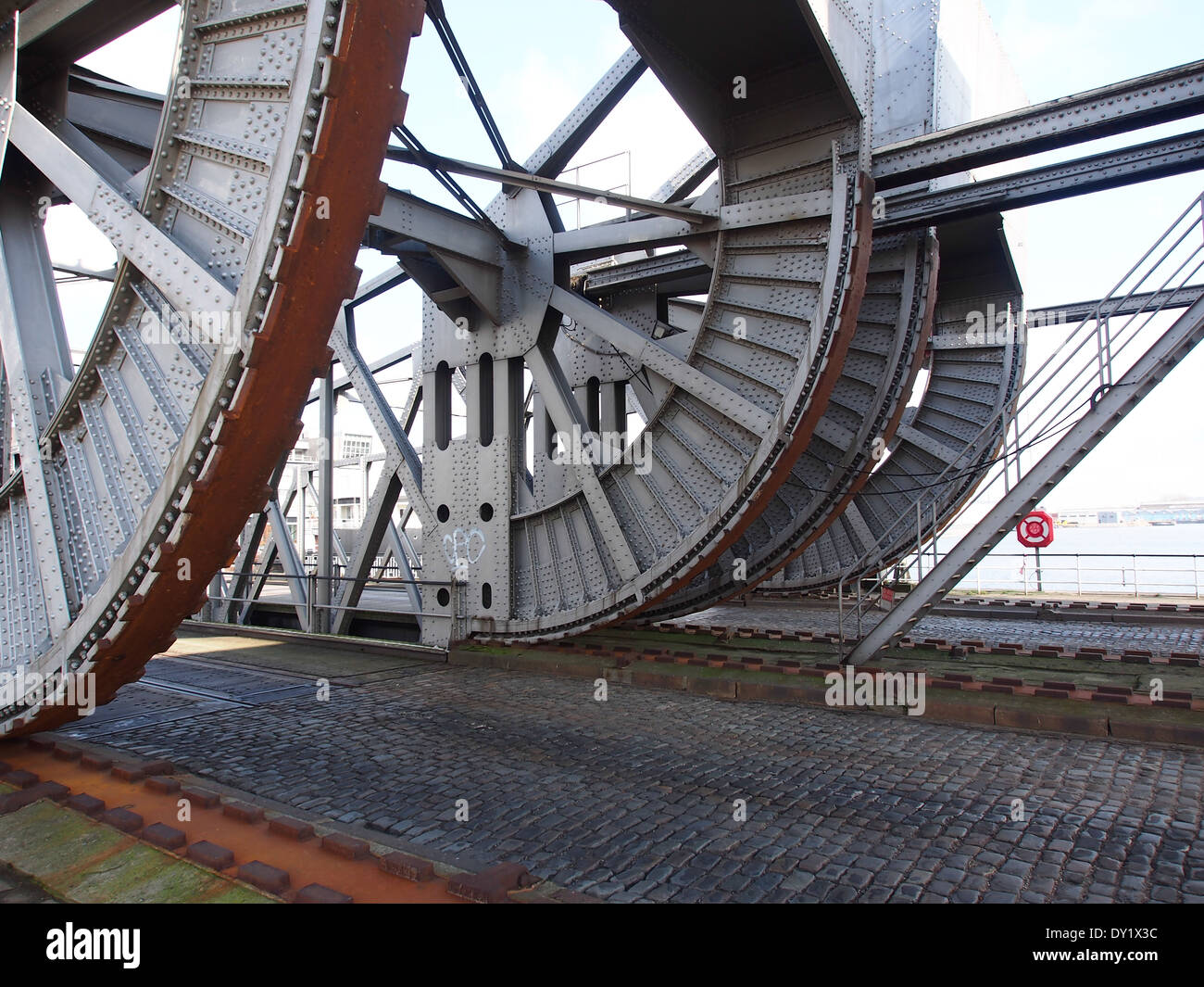 Dieses Bild zeigt eine Brücke in Mexiko, die das architektonische Design und die Struktur der Brücke vor der Landschaft einfängt. Brücken in Mexiko sind ein wesentlicher Bestandteil der Infrastruktur des Landes, da sie verschiedene Regionen miteinander verbinden und die Verkehrsanbindung verbessern. Stockfoto