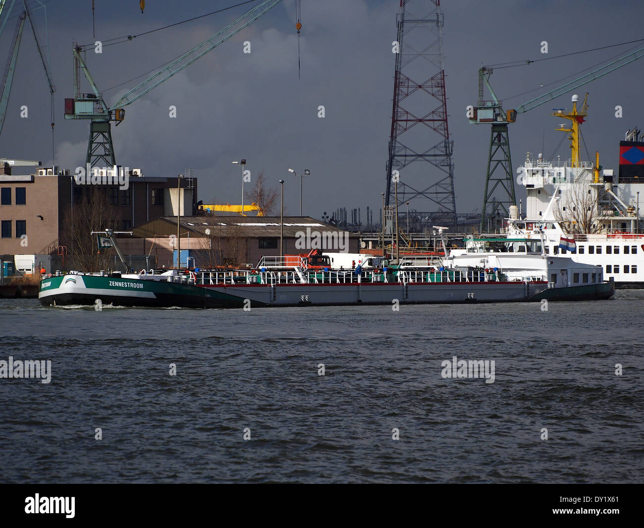 Die Zennestroom ENI 02318119 ist ein Schiff, das im Antwerpener Hafen angedockt wird, einem der belebtesten Häfen Europas. Das Schiff ist Teil der internationalen Schifffahrtsindustrie und beteiligt sich an der Beförderung von Gütern über das globale Seeschifffahrtsnetz. Stockfoto