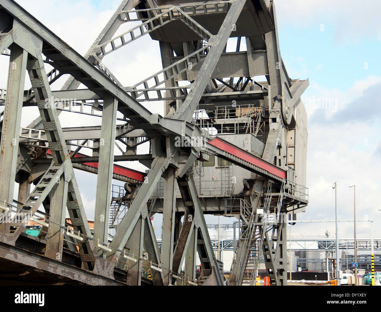 Die Boudewijnbrug in Antwerpen, Belgien, ist eine Brücke, die den Albert-Kanal überspannt. Es ist eine wichtige Verkehrsroute, die die Stadt Antwerpen mit den umliegenden Regionen verbindet. Die Brücke ist ein wichtiger Teil der Infrastruktur in der Gegend und erleichtert sowohl den Straßen- als auch den Wasserverkehr über den Kanal. Stockfoto