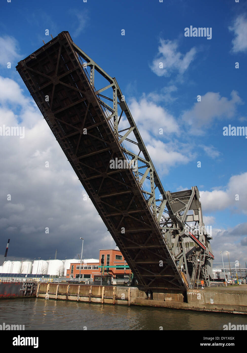 Die Boudewijnbrug ist eine wichtige Brücke in Antwerpen, Belgien, die die Schelde überspannt. Diese Brücke spielt eine wichtige Rolle im Nahverkehr, da sie verschiedene Teile der Stadt verbindet und sowohl den Fahrzeug- als auch den Fußgängerverkehr erleichtert. Stockfoto