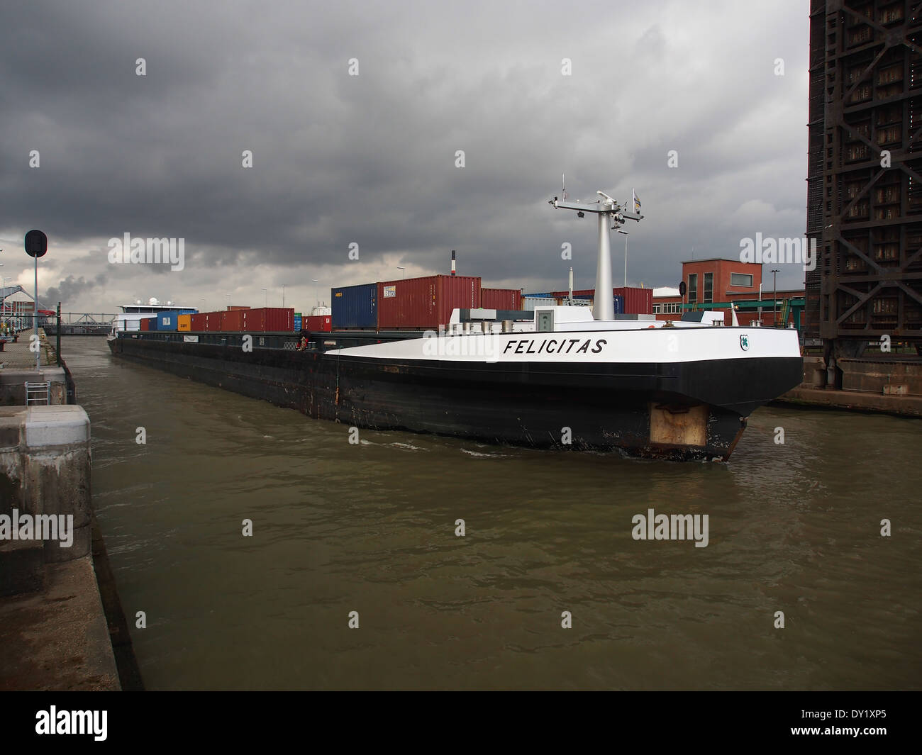 Die Felicitas ENI 02327706 ist ein Schiff, das im Antwerpener Hafen angedockt wird, einem der größten und geschäftigsten Häfen Europas. Das Schiff ist Teil des internationalen Seehandels und transportiert Güter über globale Schifffahrtsrouten. Stockfoto