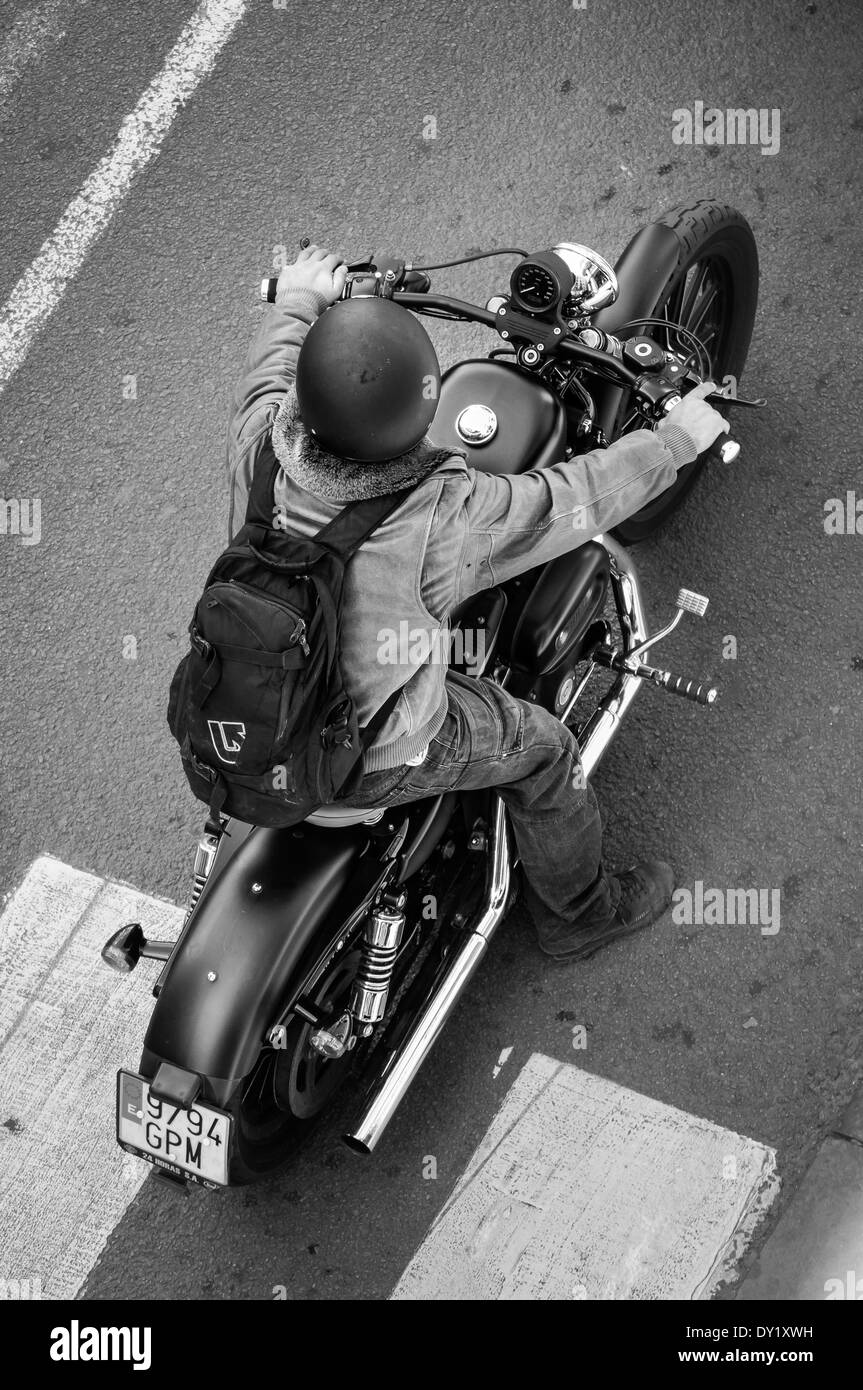 Ein Kerl reitet eine Harley-Davidson Stockfoto