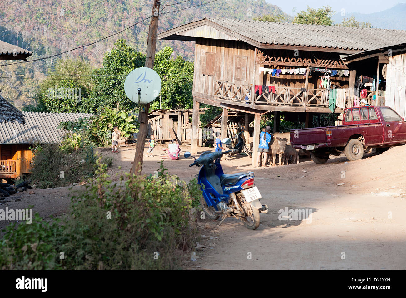 Traditionelle ländliche Karen Hill Stamm gestelzt Dorfhaus mit spektakulärem Blick im Norden Thailands. Stockfoto