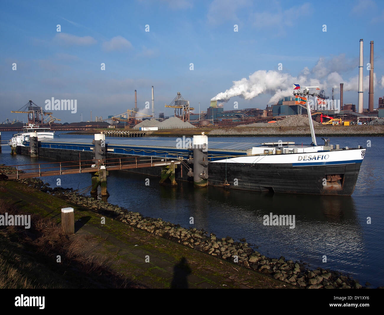 Die Desafio ENI 02325012, ein Schiff, das im Amsterdamer Hafen in IJmuiden, einem bedeutenden Seeort in den Niederlanden, angedockt wurde. Stockfoto