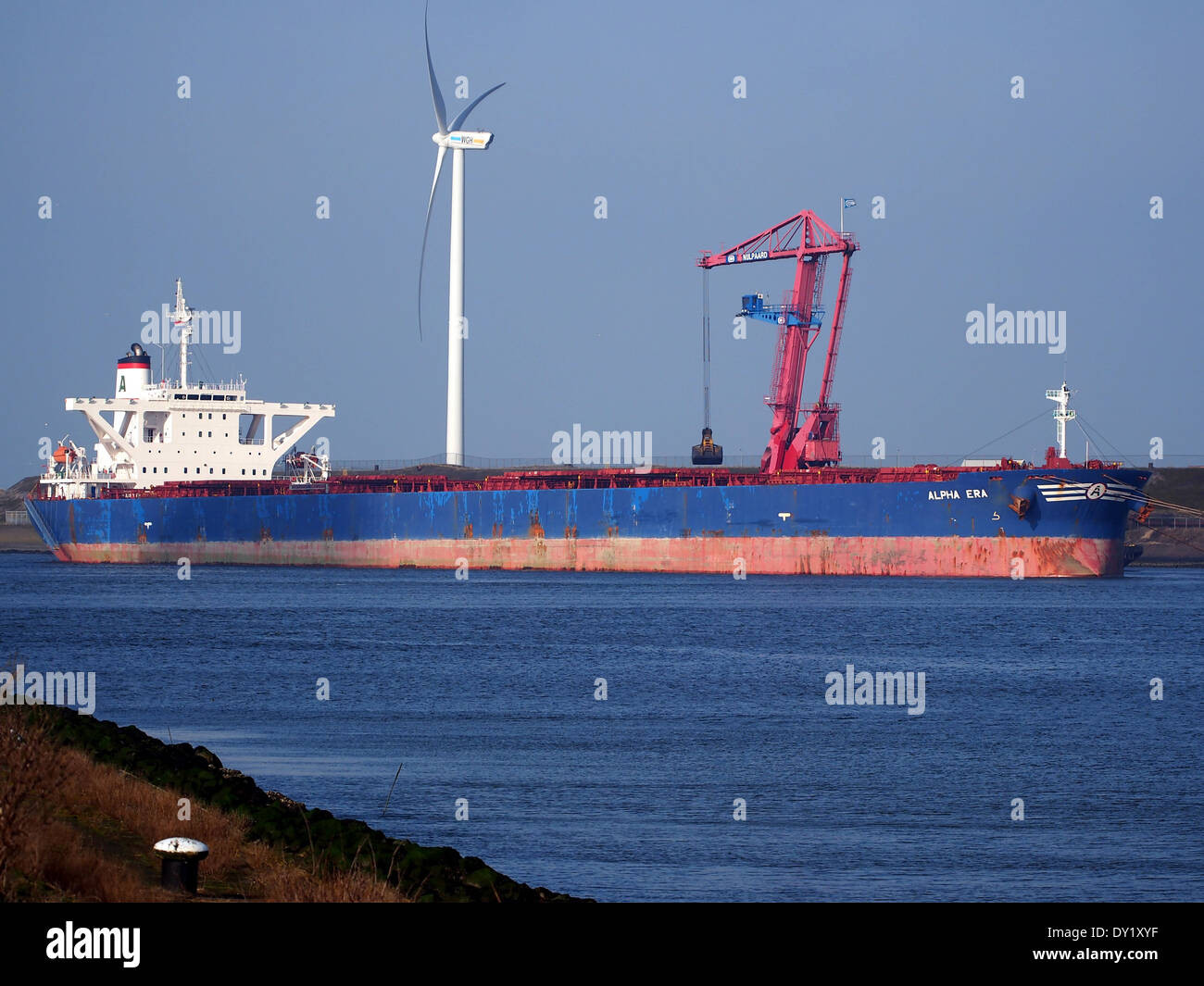 Das ALPHA ERA, gekennzeichnet durch IMO 9220990 und Rufzeichen 9HSY8, ist im Amsterdamer Hafen in IJmuiden angedockt. Das Schiff gehört zu einer weltweiten Flotte und ist in einem der belebtesten Häfen Europas an der Schifffahrt beteiligt. Der Hafen spielt eine Schlüsselrolle im internationalen Handel und im Seeverkehr. Stockfoto