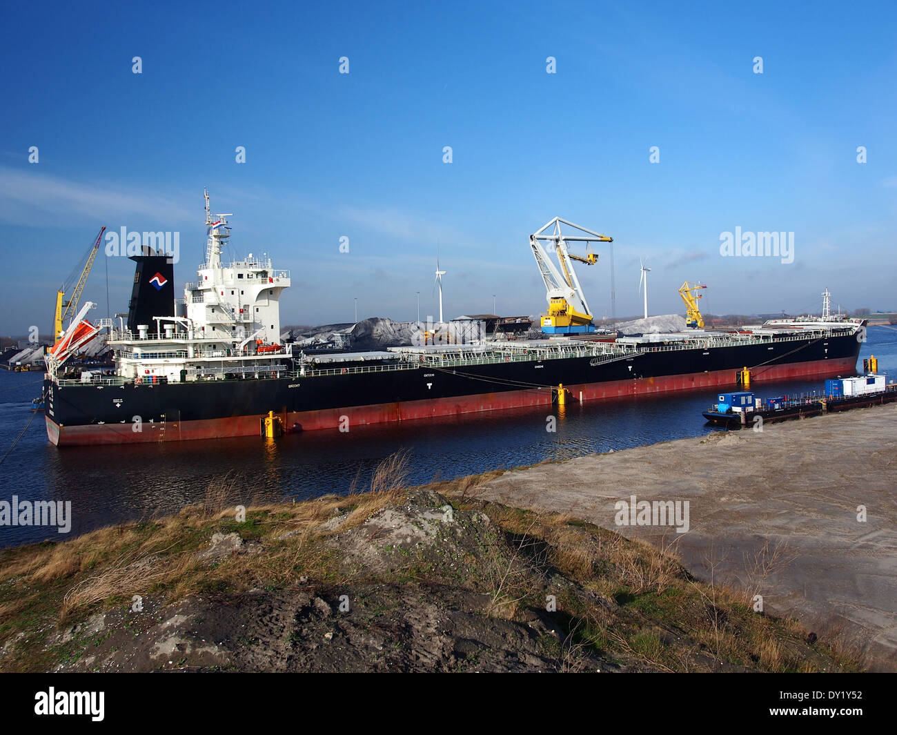 Die Peace Bright ist ein Frachtschiff, das unter der IMO-Nummer 9663362 identifiziert wird. Das Schiff ist hier im Hafen von Amsterdam angedockt und dient dem Transport von Gütern über internationale Gewässer. Der Hafen von Amsterdam ist ein wichtiger Drehkreuz für Seehandel und Logistik in Europa, der eine breite Palette von Gütern abwickelt. Stockfoto