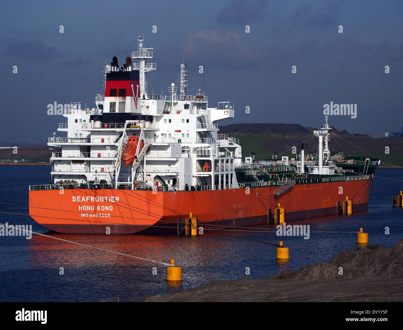 Seafrontier, ein Schiff mit der IMO-Nummer 9457268, legte im Amsterdamer Hafen an. Dieses Schiff ist Teil der kommerziellen Seeflotte, die internationale Schifffahrt und Hafendienste betreibt. Stockfoto