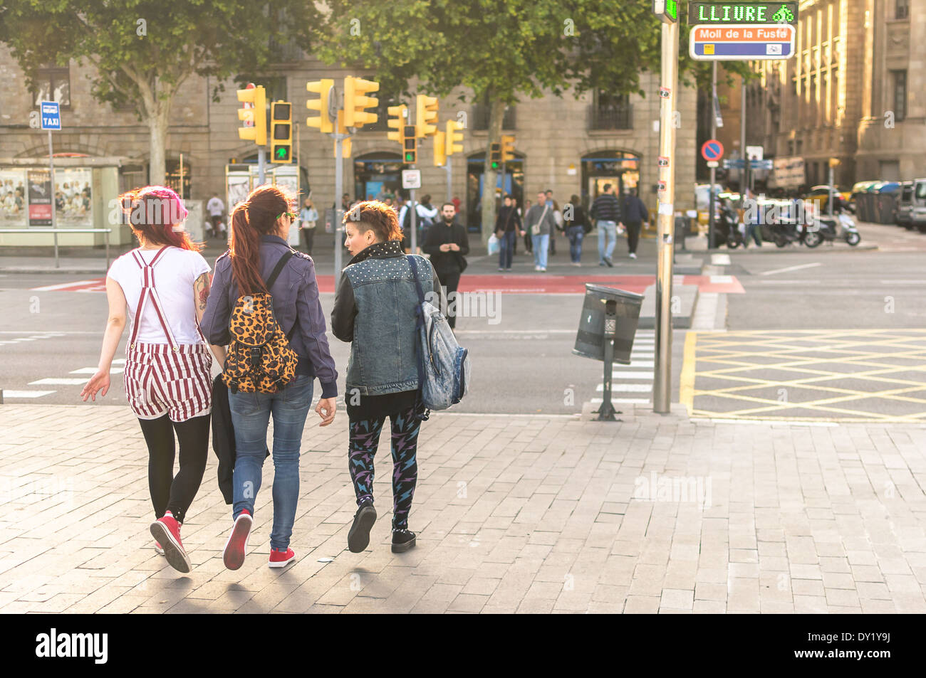 Drei Jugendliche Wandern bei Sonnenuntergang in Barcelona, Spanien. Stockfoto