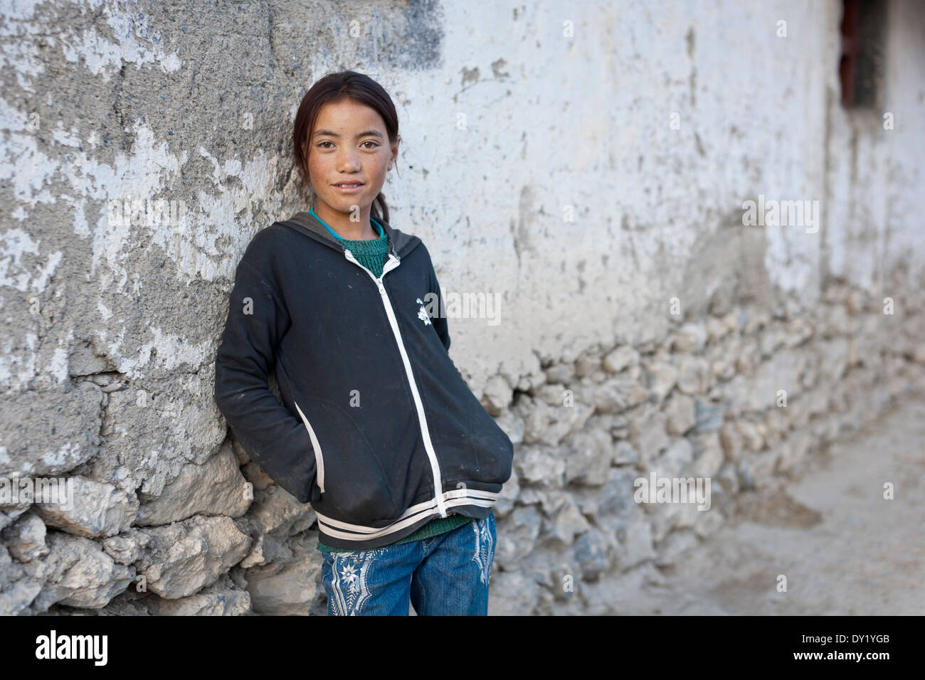 Ladakh, Indien. Junges Mädchen des tibetischen Ursprungs in Dorf Mulbrek Stockfoto