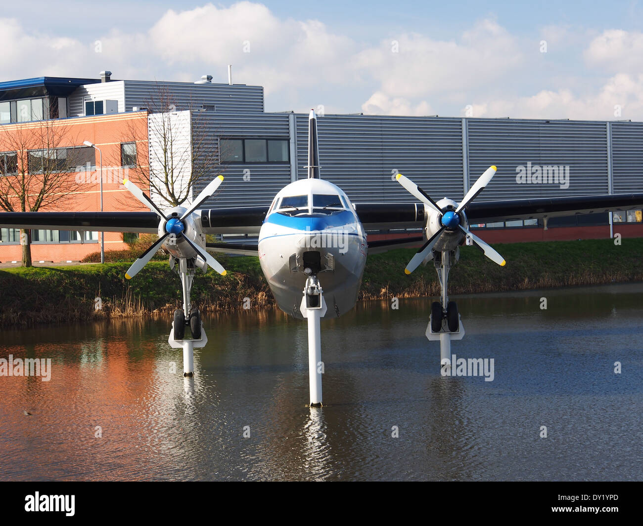 Die F27 Friendschip PH-NIV ist eine Fokker F27 Friendship-Maschine am Flughafen Schiphol. Dieses zweimotorige Turboprop-Flugzeug wird für Regionalflüge eingesetzt und ist für seine Zuverlässigkeit und seinen Komfort im Nahstreckenflugverkehr bekannt. Stockfoto