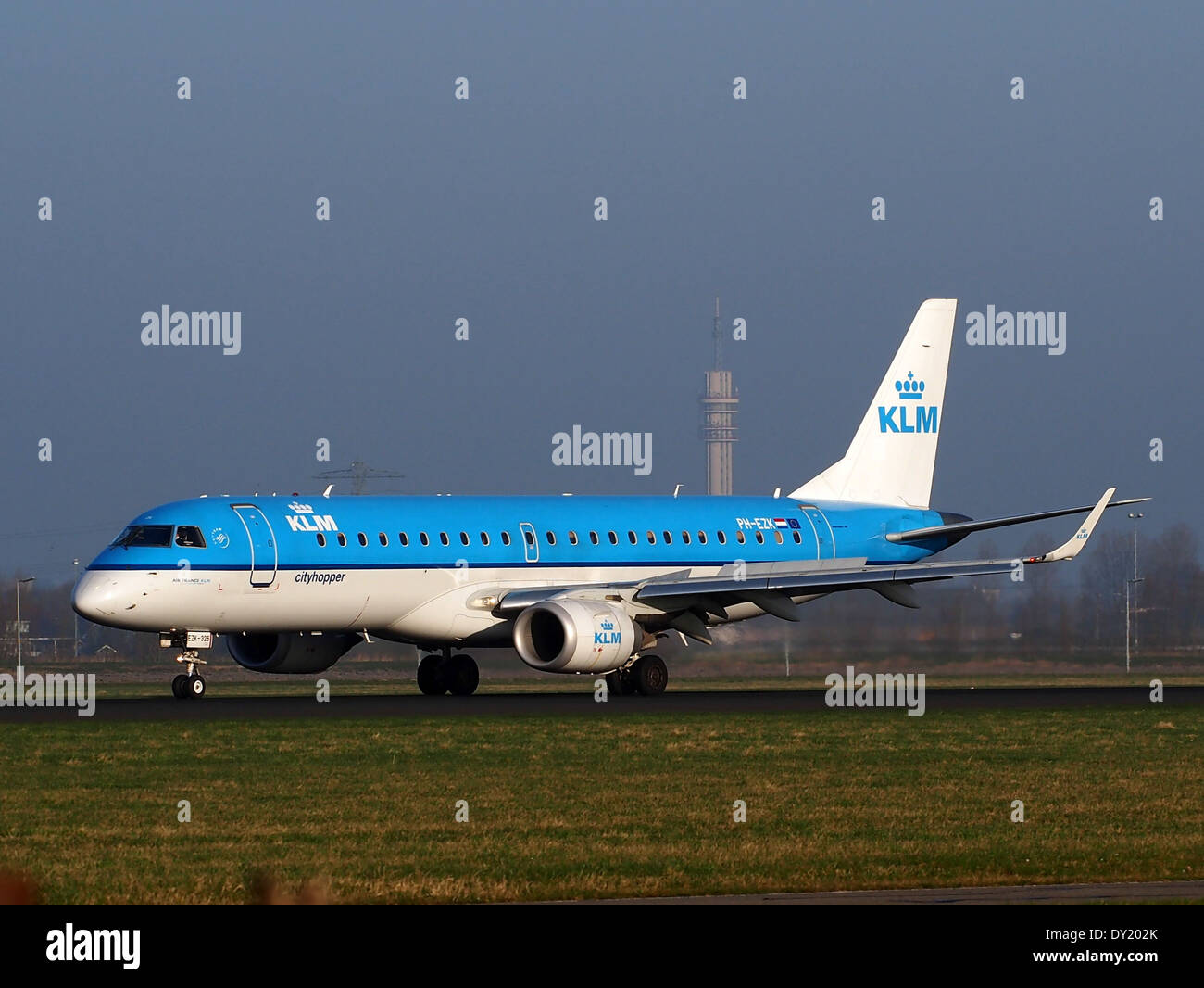 PH-EZ KLM Cityhopper Embraer ERJ-190STD (ERJ-190-100), Landung auf dem Flughafen Schiphol (AMS - EHAM), Niederlande Stockfoto