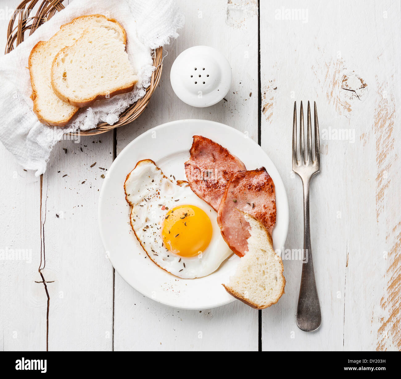 Spiegelei mit gegrillten Würstchen zum Frühstück Stockfoto