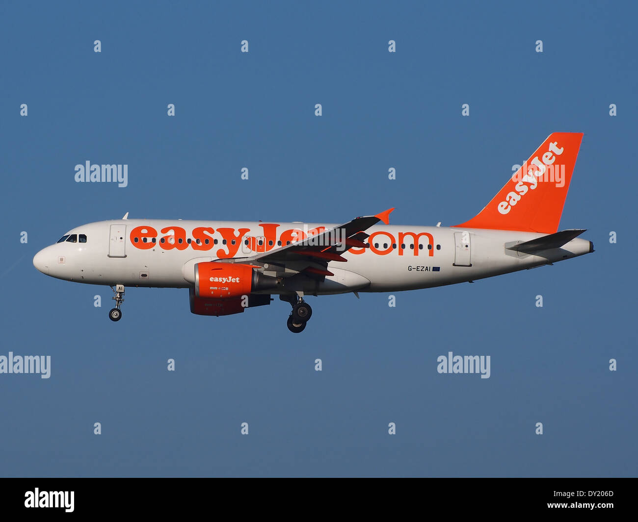 G-EZAI, ein easyJet Airbus A319-111, der am Flughafen Schiphol landet, mit seiner charakteristischen orangefarbenen Lackierung, die beim Anflug sichtbar ist. Stockfoto