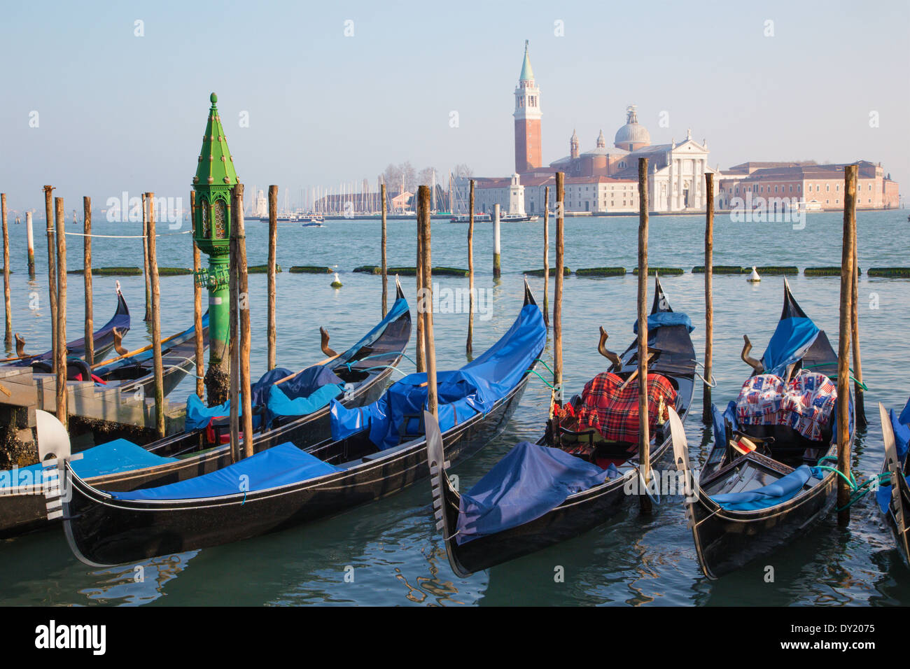 Venedig - Gondeln und Kirche San Giorgio Maggiore Stockfoto