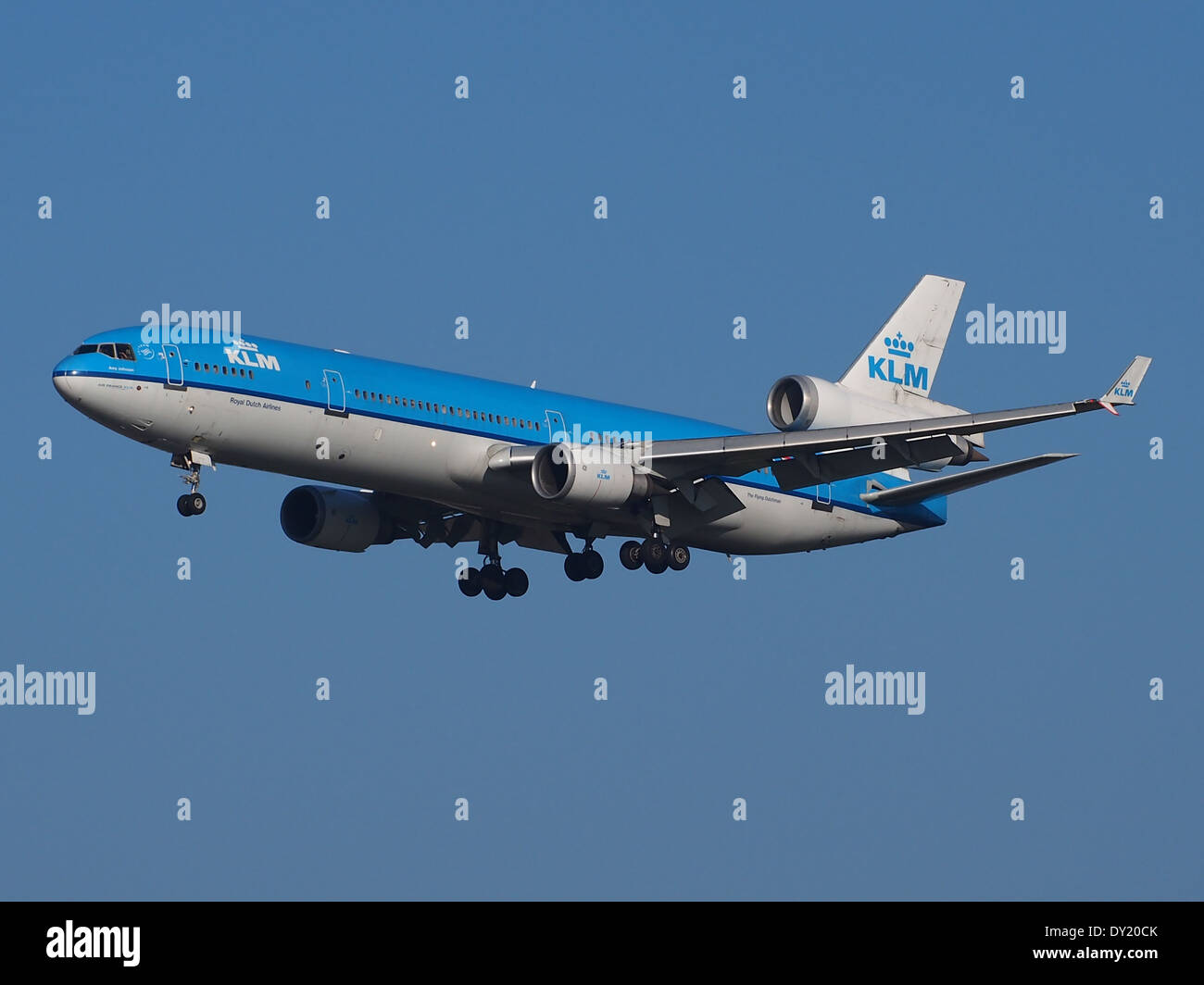 Die KLM Royal Dutch Airlines McDonnell Douglas MD-11 mit der Registrierung PH-KCA landet am Flughafen Schiphol in den Niederlanden. Dieses Flugzeug ist Teil der Flotte der Fluggesellschaft, bekannt für Langstreckenflüge und seine dreimotorige Konfiguration. Stockfoto