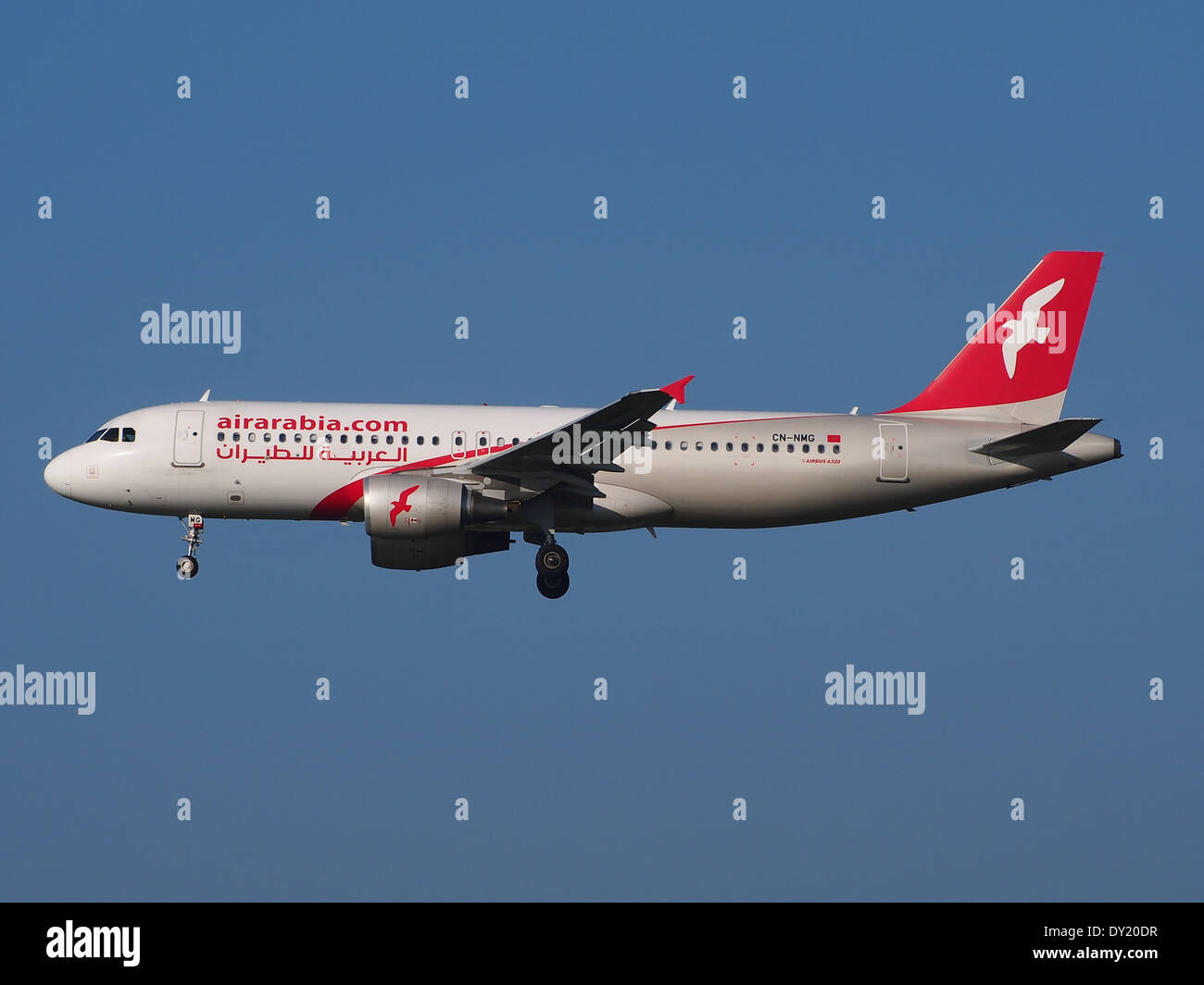 Dieses Bild zeigt die CN-NMG Air Arabia Maroc Airbus A320-214 bei der Landung am Flughafen Schiphol in den Niederlanden und zeigt den Abstieg des Flugzeugs zur Start- und Landebahn. Stockfoto