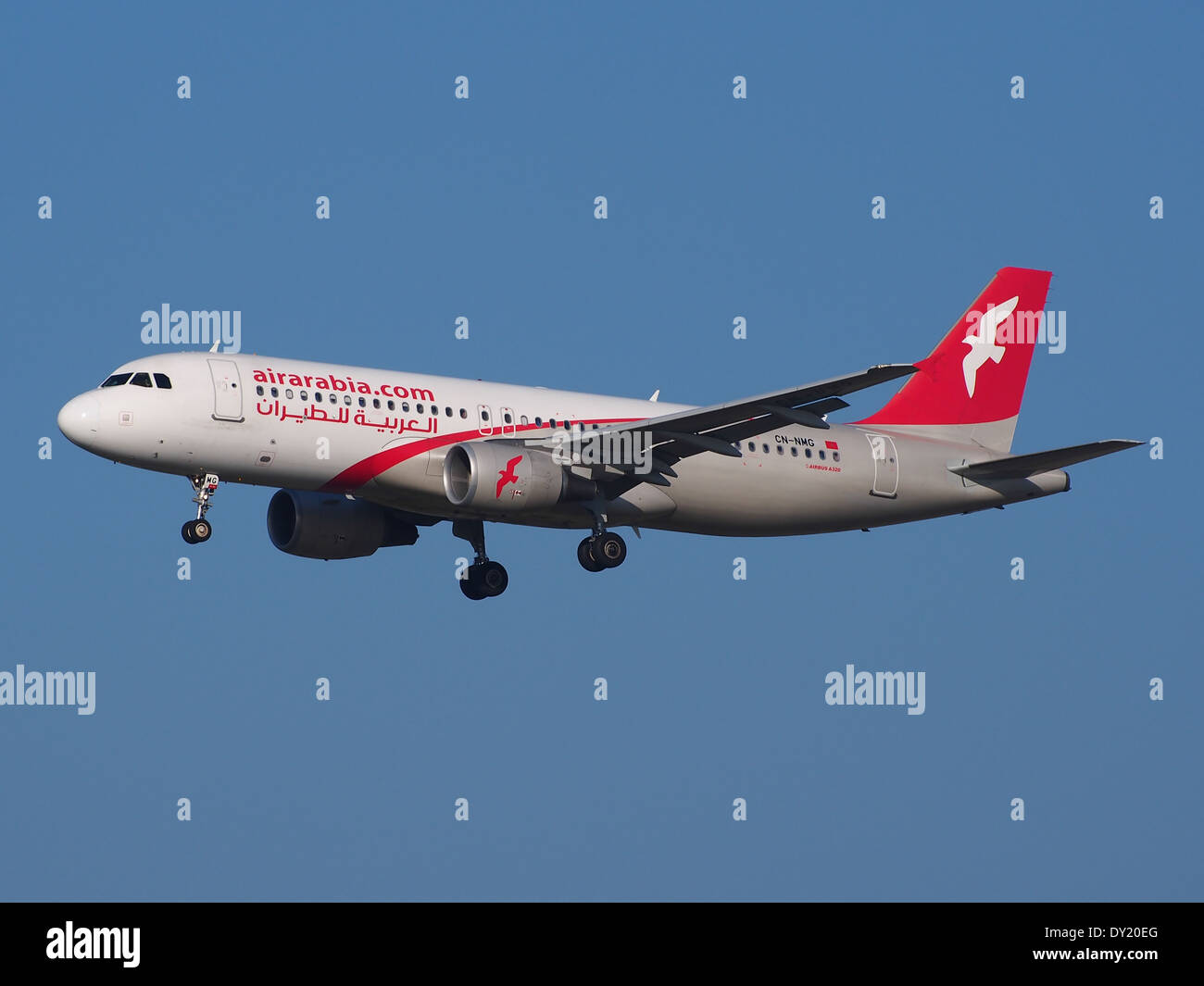 Air Arabia Maroc Airbus A320-214, mit der Registrierung CN-NMG, landet am Flughafen Schiphol (AMS) in Amsterdam, Niederlande. Dieses Flugzeug ist Teil der Air Arabia Flotte, einer bekannten Billigfluggesellschaft. Stockfoto