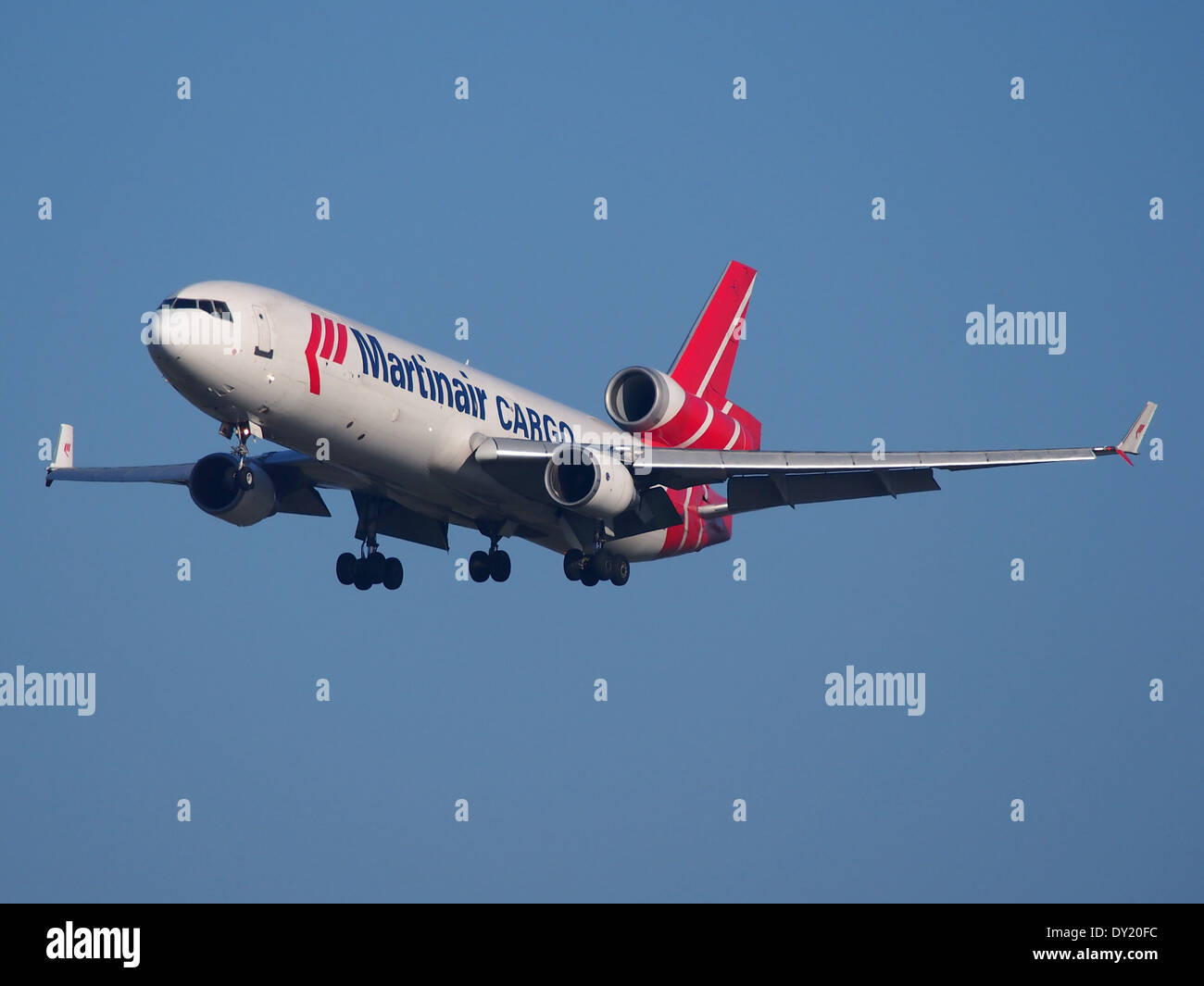Die Martinair Holland McDonnell Douglas MD-11F, Kennzeichen PH-MCY, landet bei Schiphol. Dieses Frachtflugzeug wird für den Gütertransport eingesetzt und ist für seine Zuverlässigkeit im gewerblichen Frachtverkehr bekannt. Stockfoto