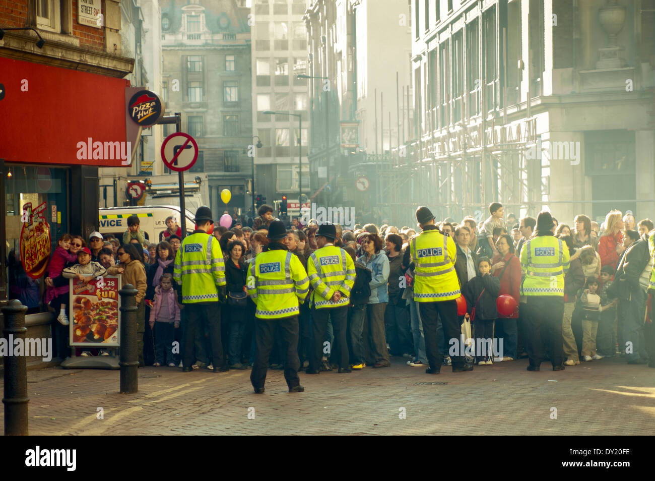 Britische Polizisten blockieren Zugriff auf Leicester Square während Chinese New Year. Stockfoto