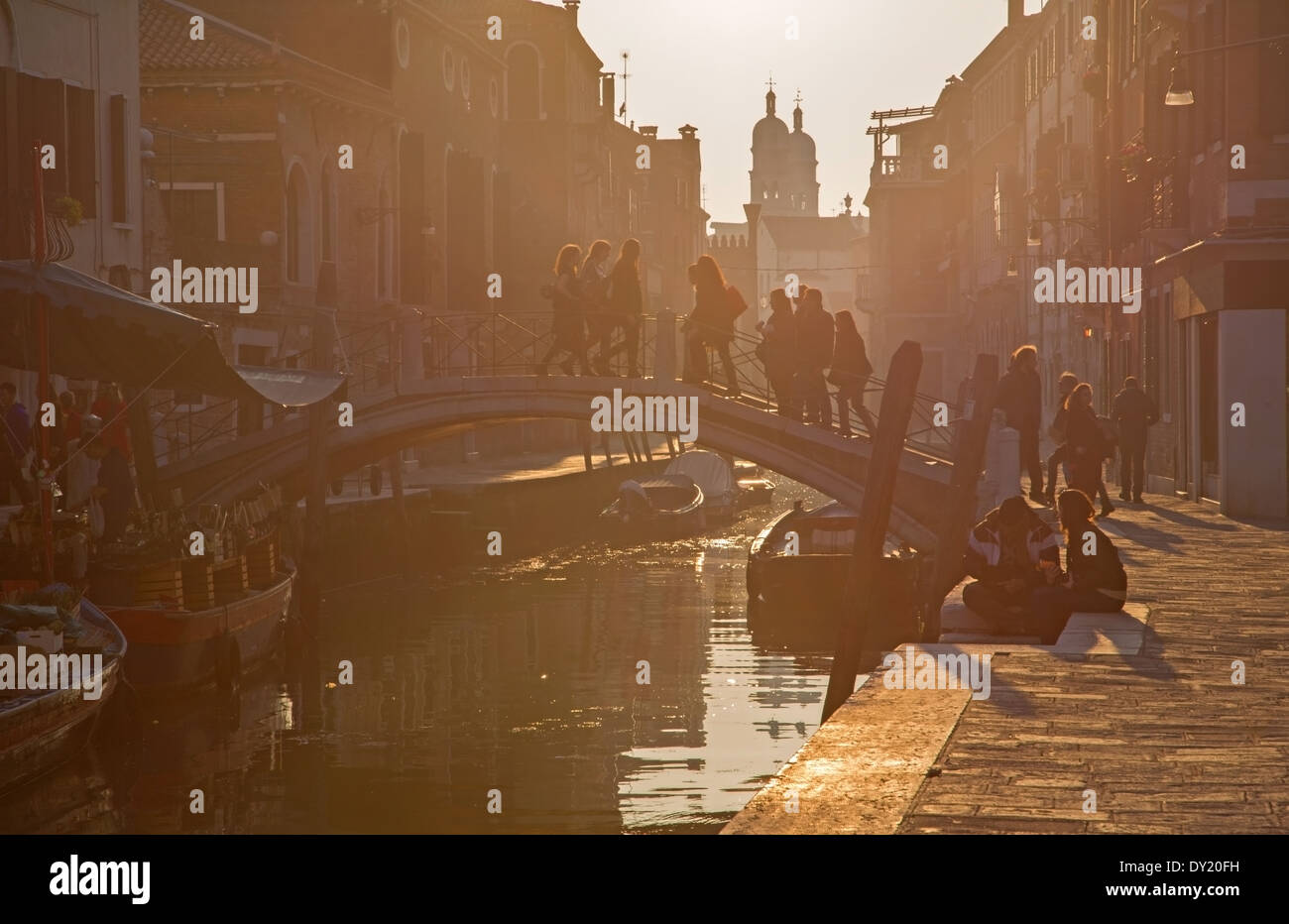 Venedig, Italien - 13. März 2014: Fondamenta Giardini Straße und Kanal bei Gegenlicht Stockfoto