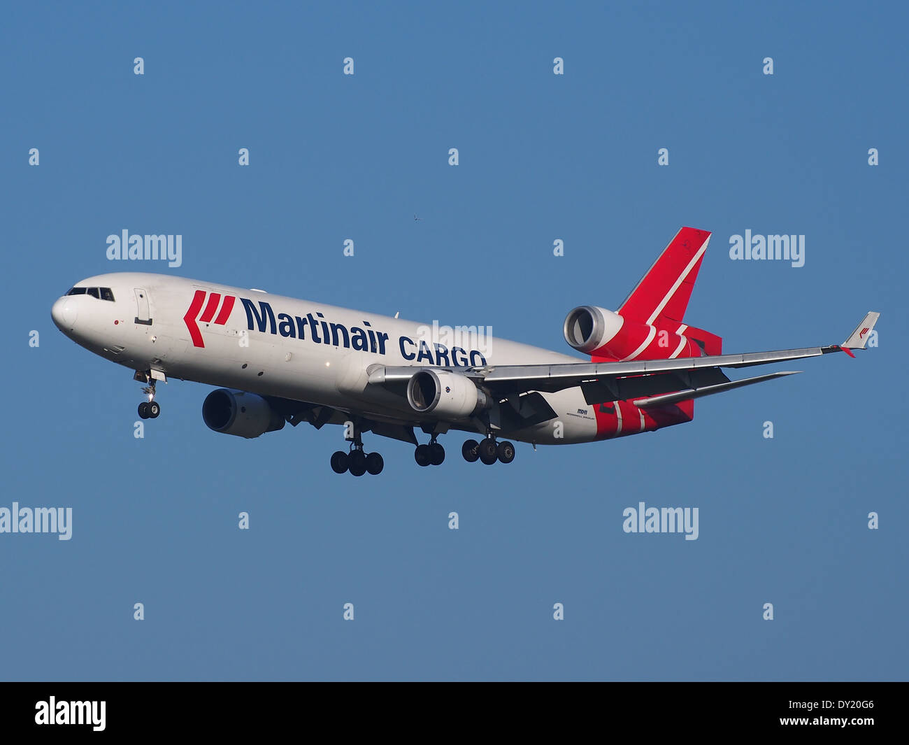 PH-MCY ist ein McDonnell Douglas MD-11F, der von Martinair Holland betrieben wird. Dieses Frachtflugzeug landet am Flughafen Schiphol (AMS - EHAM) in den Niederlanden, einem wichtigen Drehkreuz für den internationalen Luftfrachtverkehr. Der MD-11F ist für den effizienten Gütertransport über große Entfernungen konzipiert. Stockfoto