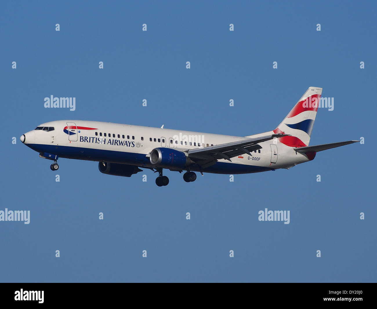Die British Airways Boeing 737-436, registriert G-DOCF, landet am Flughafen Schiphol in den Niederlanden. Dieses Flugzeug gehört zur Flotte der Fluggesellschaft, die für europäische Flüge eingesetzt wird. Stockfoto
