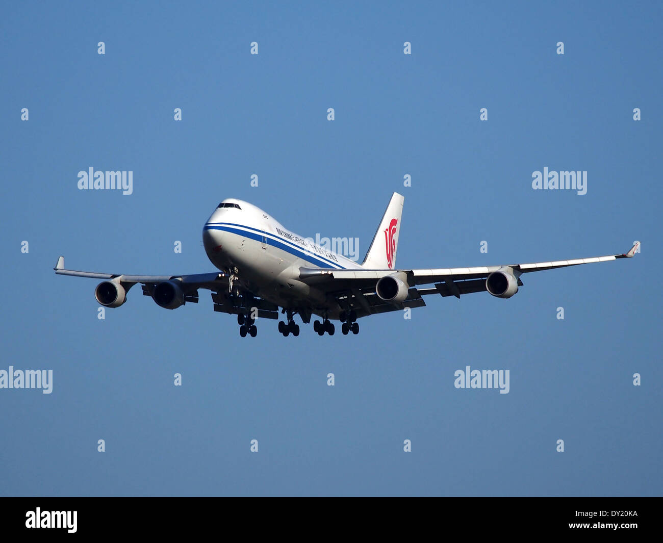 Die B-2409 ist eine Boeing 747-412F, die von Air China Cargo betrieben wird, einem Frachtflugzeug für Langstreckentransporte. Das Flugzeug landet hier am Flughafen Schiphol (AMS) in den Niederlanden, einem wichtigen Drehkreuz für den internationalen Luftfrachtverkehr. Stockfoto