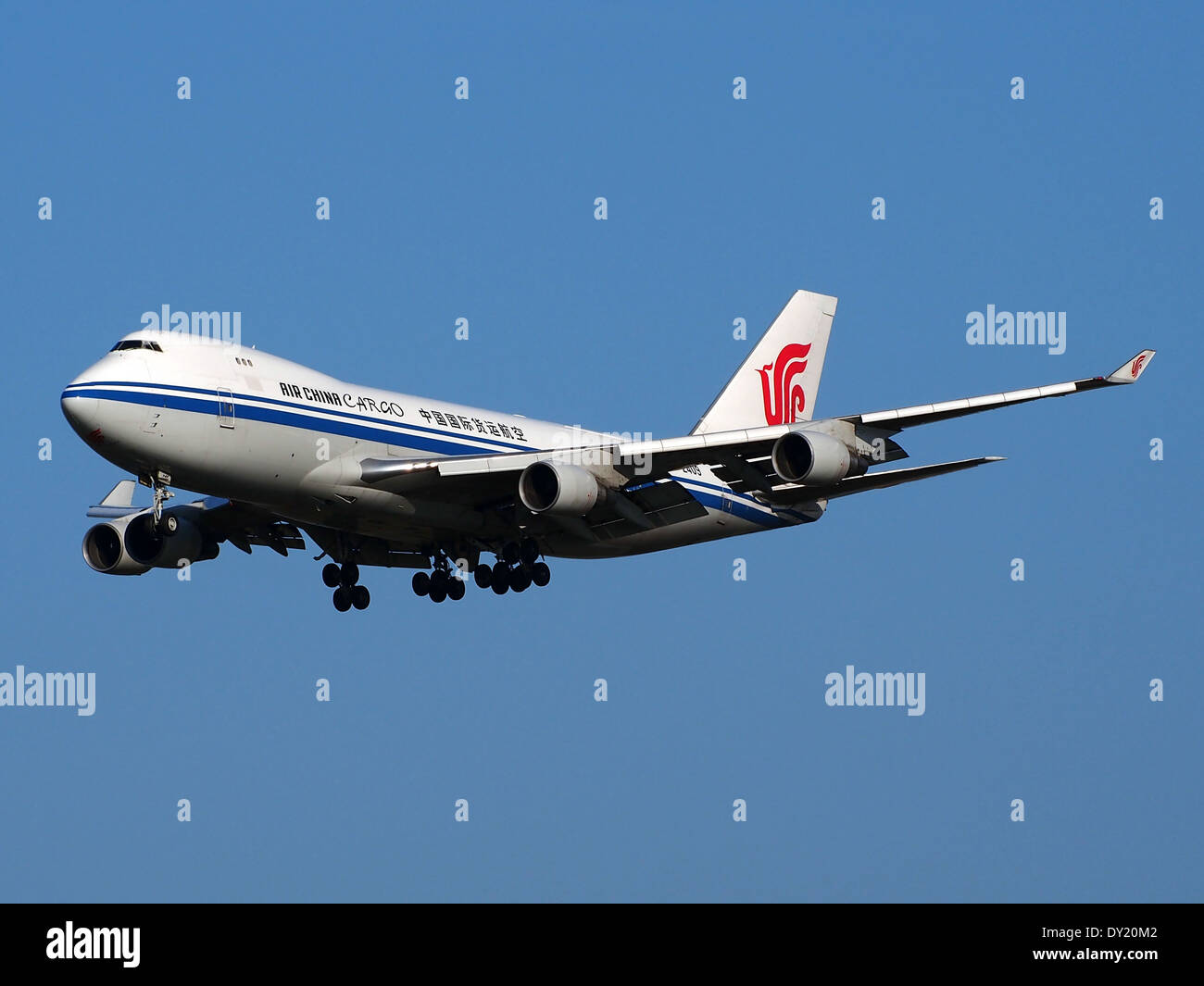Die Boeing 747-412F B-2409 ist ein Frachtflugzeug der Air China. Das für schwere Fracht konzipierte Flugzeug wird hier auf dem Flughafen Schiphol in den Niederlanden gefangen genommen. Der 747-412F ist Teil einer Flotte, die den weltweiten Frachttransport erleichtert. Stockfoto