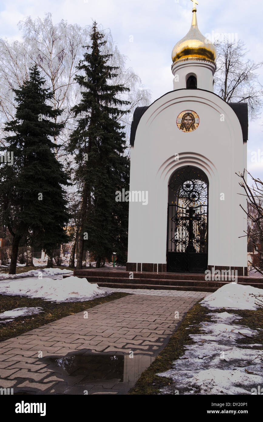 weiße steinerne Kapelle mit Mosaiken Stockfoto